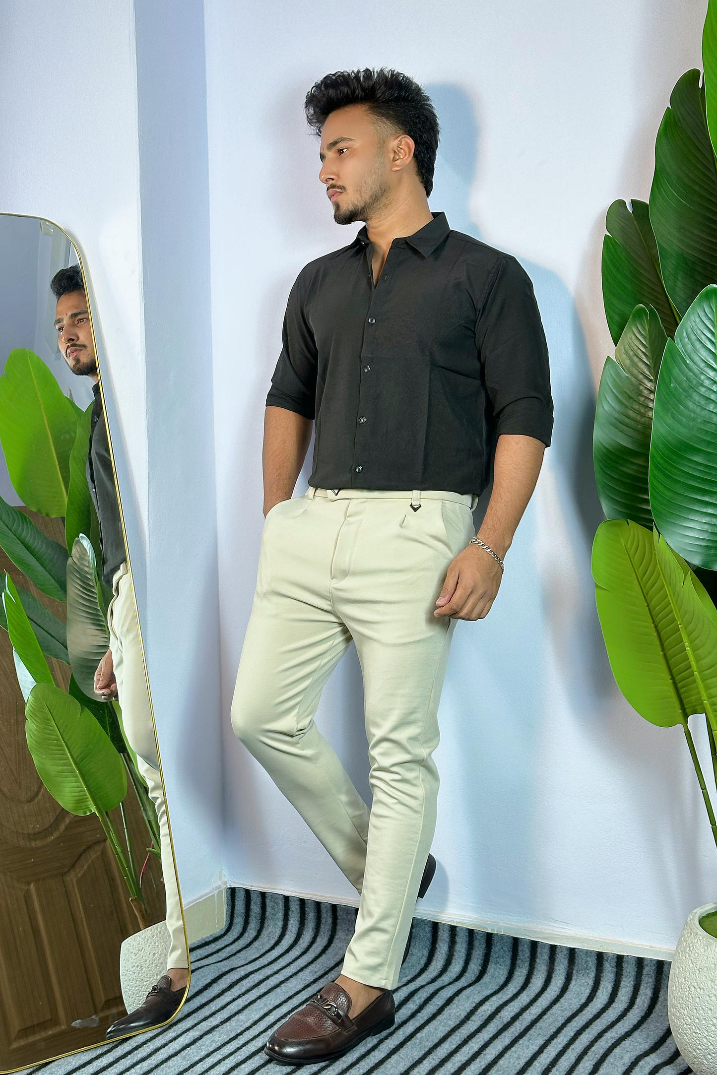 কালো শার্ট। অফহোয়াইট প্যান্ট কম্বো